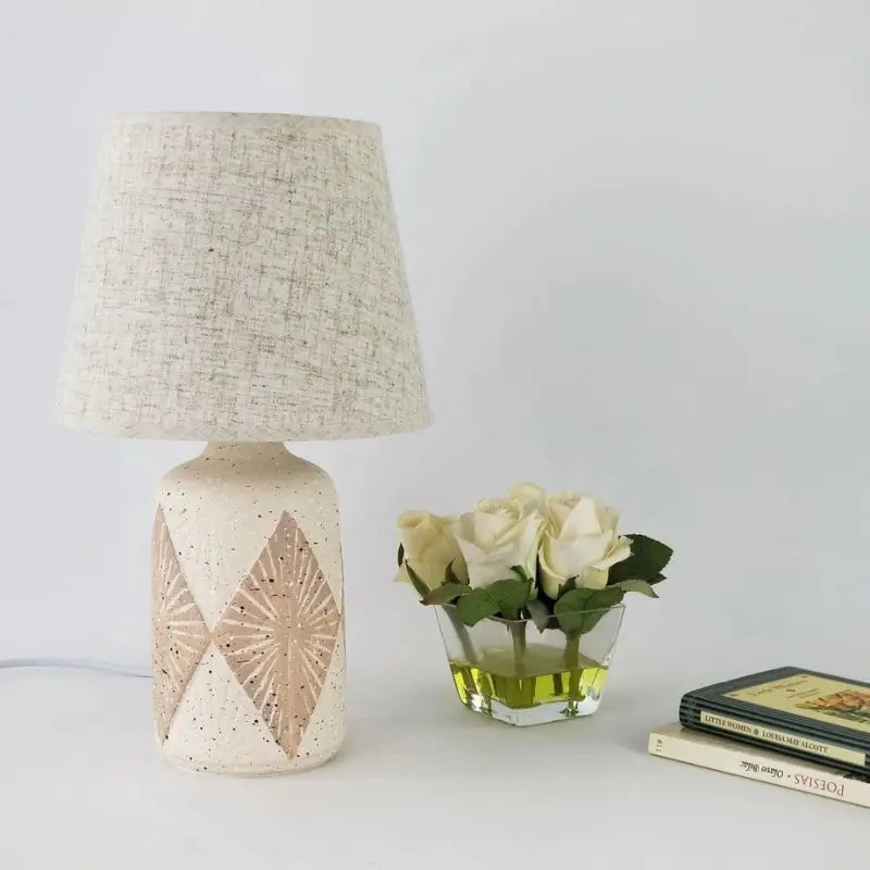 Abajur de Mesa em Cerâmica com Cúpula de Linho