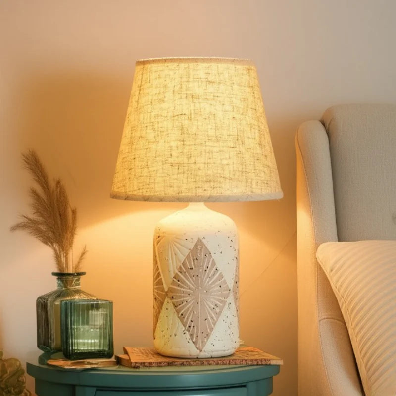 Abajur de Mesa em Cerâmica com Cúpula de Linho